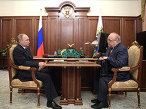 Владимир Путин и ректор МГУ Виктор Садовничий во время встречи в Кремле