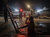 Верующие во время крещенского купания в Смоленской области