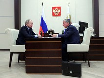 Владимир Путин и главный исполнительный директор ПАО "НК "Роснефть" Игорь Сечин