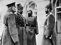 Верховный главнокомандующий император Николай II с генералами
