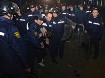 Сотрудники правоохранительных органов во время беспорядков в Батуми