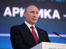 Владимир Путин выступает на Международном арктическом форуме "Арктика - территория диалога" в Архангельске