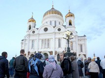 Очередь паломников к мощам Николая Чудотворца