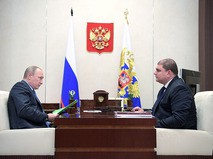 Владимир Путин и губернатор Орловской области Вадим Потомский во время встречи