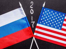 Государственные флаги России и США