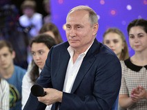 Владимир Путин отвечает на вопросы во время "Недетского разговора" в образовательном центре "Сириус"