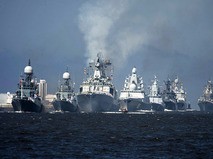 Корабли Военно-морских сил России во время парада в честь Дня ВМФ России в Кронштадте