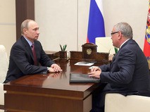 Владимир Путин и глава банка ВТБ Андрей Костин