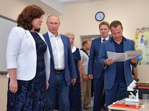 Владимир Путин и Дмитрий Медведев во время посещения нового образовательного центра в Севастополе