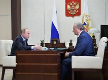 Владимир Путин и временно исполняющий обязанности губернатора Саратовской области Валерий Радаев