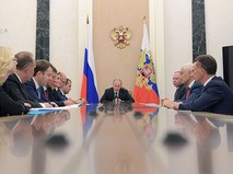 Владимир Путин проводит совещание с членами правительства