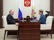 Владимир Путин и губернатор Мурманской области Марина Ковтун