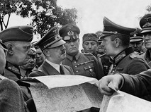 Адольф Гитлер в окружении генералов