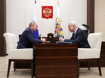 Владимир Путин во время встречи с временно исполняющим обязанности главы Дагестана Владимиром Васильевым