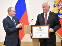 Владимир Путин и генеральный директор государственной корпорации "Ростех" Сергей Чемезов