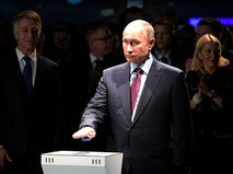 Владимир Путин принял участие в церемонии первой загрузки танкера-газовоза "Кристоф де Маржери"