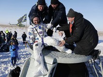 Космонавт Сергей Рязанский после посадки корабля "Союз МС-05"