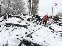 Жители на месте снесенного дома