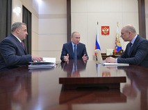 Владимир Путин, министр по делам гражданской обороны, чрезвычайным ситуациям и ликвидации последствий стихийных бедствий Владимир Пучков и министр финансов Антон Силуанов во время встречи