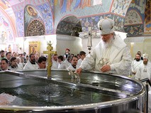 Патриарх Московский и всея Руси Кирилл во время божественной литургии с чином Великого освящения воды 