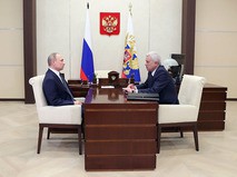 Владимир Путин и президент ПАО "Лукойл" Вагит Алекперов во время встречи