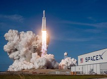 Частная американская компания SpaceX успешно запустила в космос тяжёлую ракету-носитель Falcon Heavy