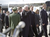 Борис Ельцин с охраной в аэропорту города Штутгарт