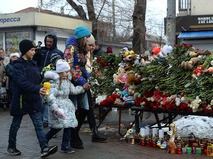 Цветы в память о погибших в ТЦ "Зимняя вишня"