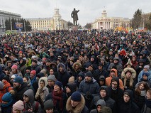 Участники стихийного митинга в память о жертвах пожара в ТЦ "Зимняя вишня" у здания администрации в Кемерово