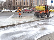 В Москве коммунальные службы начали активную промывку тротуаров