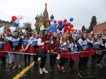 Участники первомайской демонстрации на Красной площади в Москве