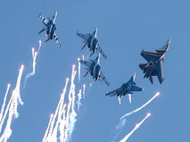 Истребители Су-30СМ пилотажной группы "Русские Витязи" и МиГ-29 пилотажной группы "Стрижи"