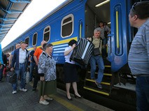 Пассажиры поезда на перроне Центрального вокзала в Киеве