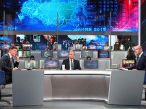 Владимир Путин отвечает на вопросы россиян во время "Прямой линии"