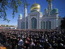 Празднование Ураза-байрам у Соборной мечети в Москве