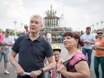 Сергей Собянин и жители Москвы на ВДНХ