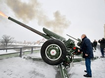 Президент России Владимир Путин произвёл пушечный выстрел из Нарышкина бастиона в Петропавловской крепости