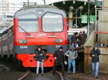 Безбилетные пассажиры перед электричкой