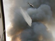 Пожарный вертолет тушит возгорание