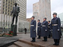 Почетный караул у памятника государственному деятелю, политику Евгению Примакову