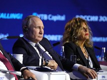 Владимир Путин на пленарной сессии "Мосты над волнами деглобализации" 11-го ежегодного инвестиционного форума ВТБ Капитал "Россия зовёт!"