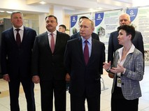 Владимир Путин и директор колледжа Елена Быкова во время посещения Череповецкого химико-технологического колледжа