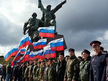 Участники митинга в честь годовщины воссоединения Крыма с Россией