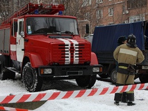 Автомобиль пожарной службы во дворе дома