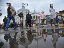 Прохожие в Москве во время карантина 