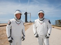 Астронавты NASA на фоне корабля Crew Dragon компании SpaceX