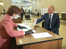 Владимир Путин во время голосования