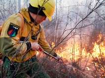 Сотрудники "Авиалесоохраны" тушат лесной пожар