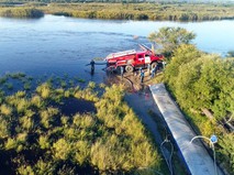 Сотрудники МЧС работают в зоне паводка