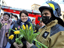 Пожарные поздравляют женщин с 8 марта